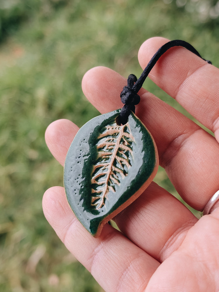 HANDMADE CERAMIC LEAF ADJUSTABLE NECKLACE