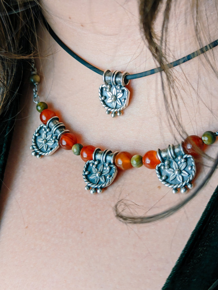 IBERIAN LADY - NECKLACE CHOKER - STERLING SILVER, CARNELIAN, AGATE AND STAINLESS STEEL CHAIN