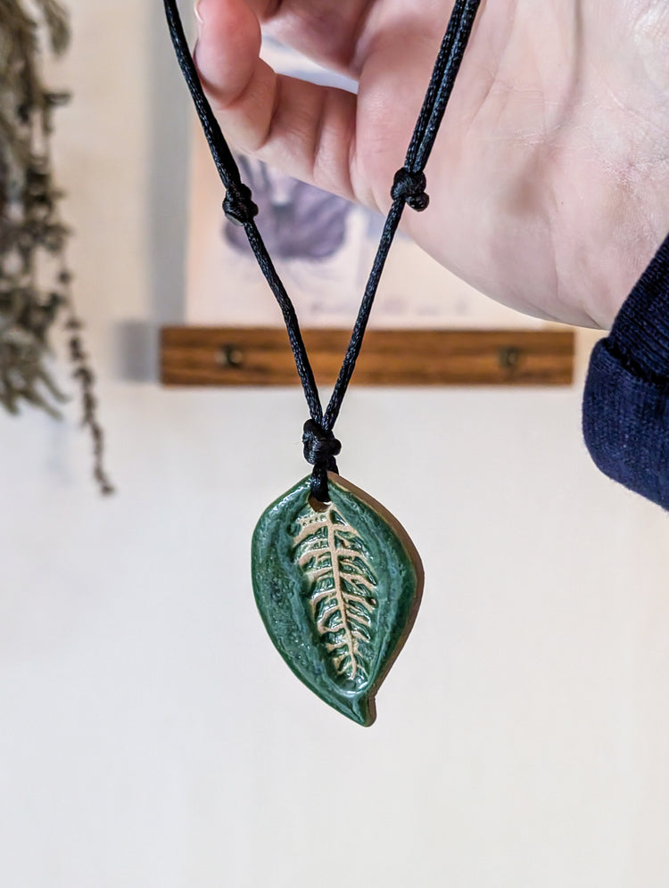 HANDMADE CERAMIC LEAF ADJUSTABLE NECKLACE